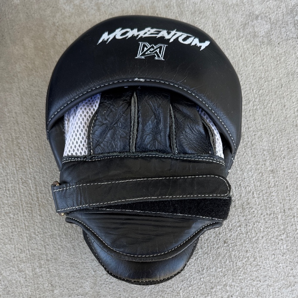Black focus mitt